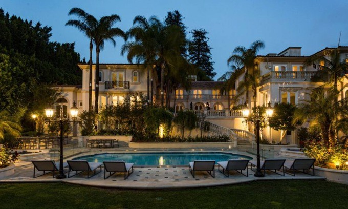 Bel Air House | Luxurious Home with Private Hot Tub, Free WiFi, Ping-Pong Table, Game Room