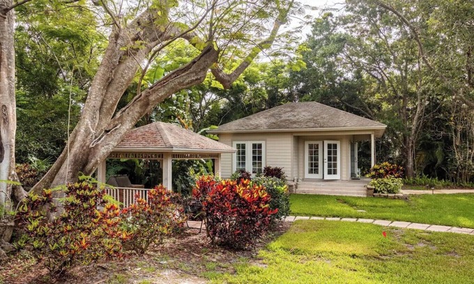 Vero Beach South Cottage | Luxurious King Guest Cottage - No Hidden Fees!
