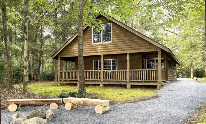Reeders Cabin | Luxurious Lake View Log Cabin with Firepit in the Poconos
