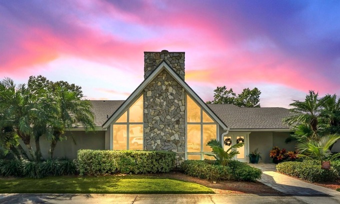Auburndale House | Luxurious lakefront/pool home near theme parks in Florida