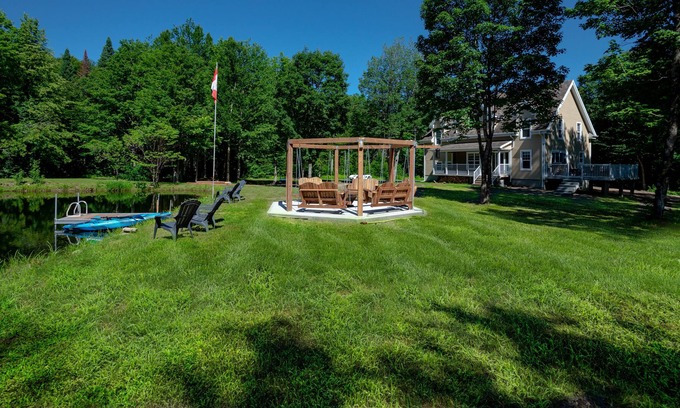 Chateau-Richer Ski Chalet | Luxurious nature cottage with private lake