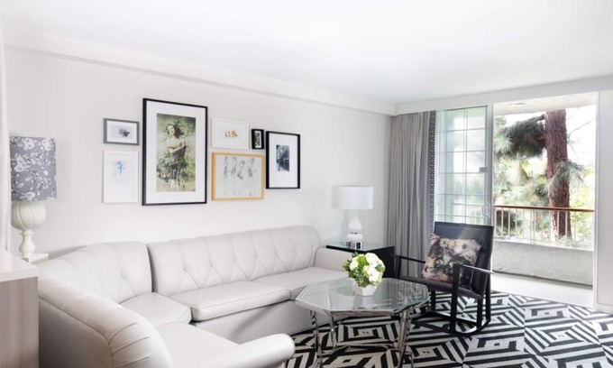 Norma Triangle Hotel | Luxurious Stay with Rooftop Swimming Pool in LA! Near Los Angeles County Museum!