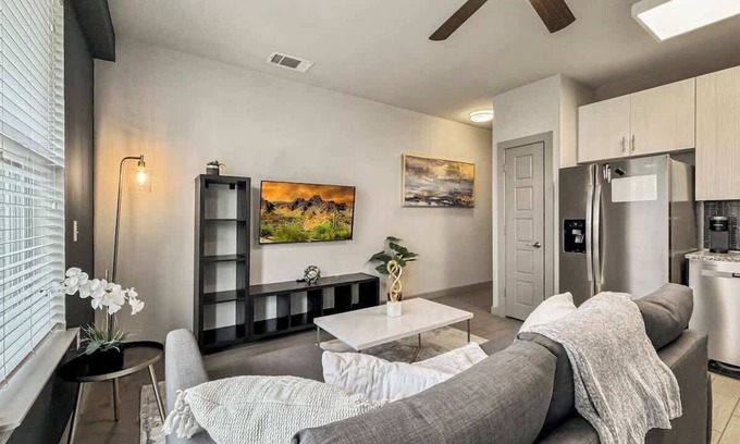 Uptown Apartment | Luxury 1BD | Uptown | Sleeps 4 | Free Parking