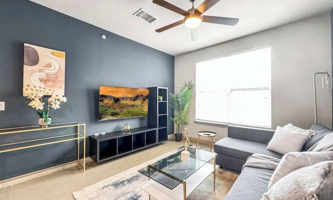 Uptown Apartment | Luxury 1BD | Uptown | Sleeps 4 | Free Parking