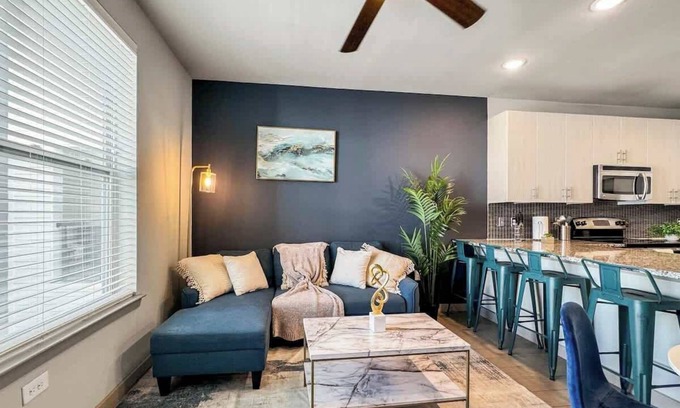 Uptown Apartment | Luxury 1BD | Uptown | Sleeps 4 | Free Parking