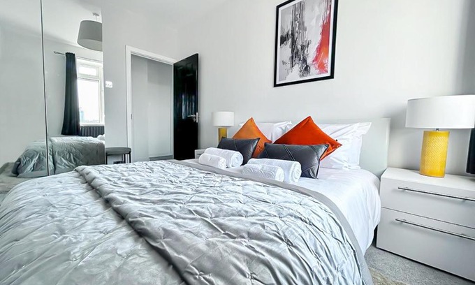 St. Pancras and Somers Town Apartment | Luxury 2-BR KingsX/Camden Penthouse Apartment