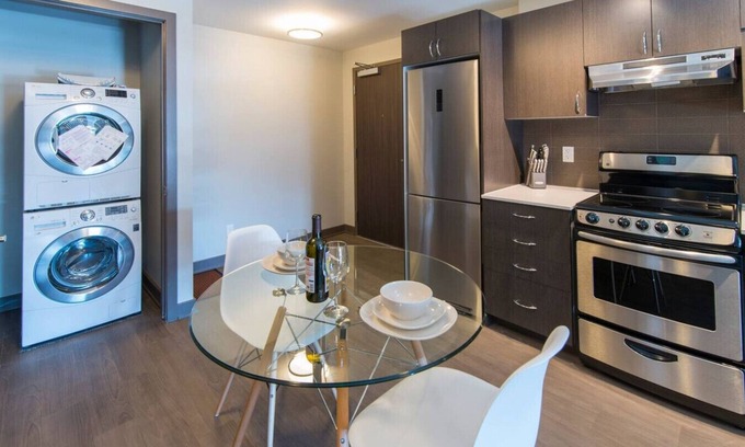 Centretown Apartment | Luxury 2BR Apt with Skyline Views, GYM and Laundry