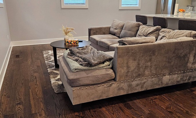 Tri-Taylor Apartment | Luxury 3-bedroom duplex with AC and WiFi in amazing Chicago