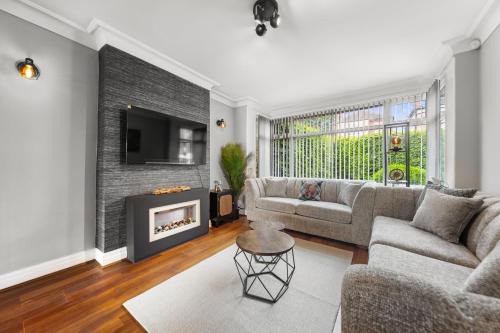 Chapel Allerton House | Luxury 3-BR Home-Driveway, Sky-TV-Fast WiFi