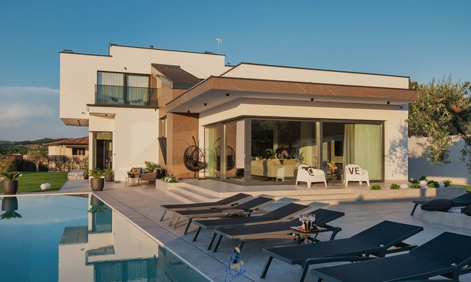 Momjan Villa | Luxury 4BR Villa with Pool, Jacuzzi, and Sauna