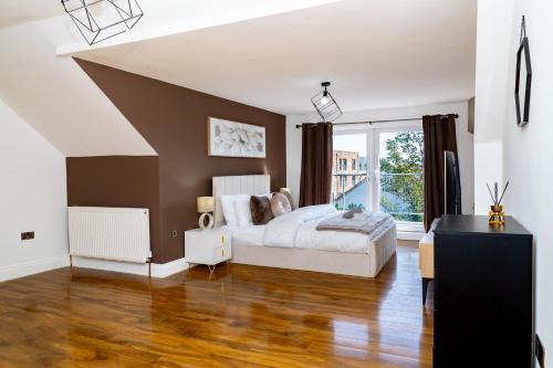 Liberton Villa | Luxury 5BD, Gym, Parking, Bus to Airport, Sleeps10