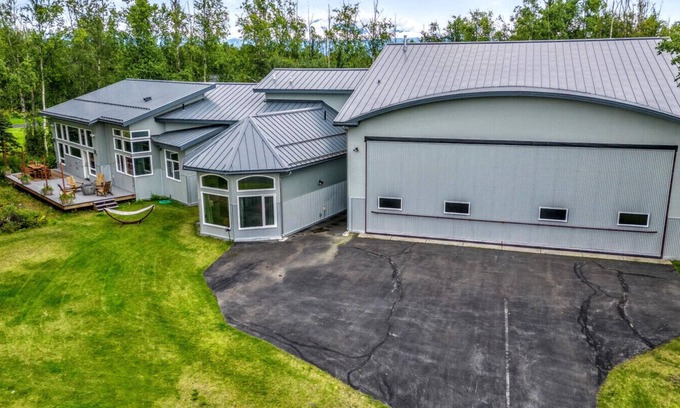 Wasilla House | Luxury Billiard Room & Bar~Wolf Lake Airport Home