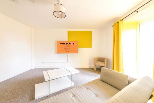 Bristol Apartment | Luxury Breakfast at Tiffany's Theme with FREE PARKING by Prescott Apartments