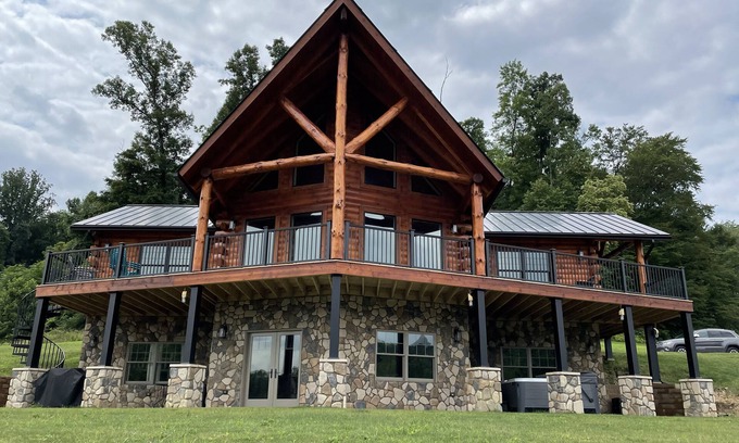 Logan Cabin | Luxury Cabin in the Hocking Hills on 10 private acres