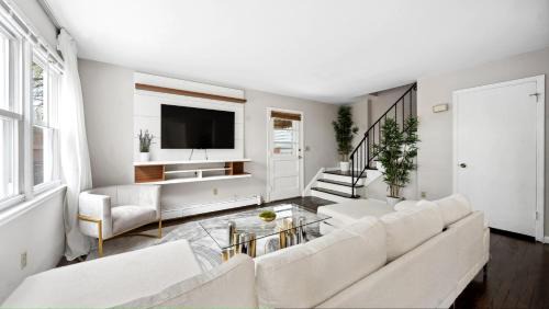 White Plains House | Luxury Designer Home near NYC with Free Parking
