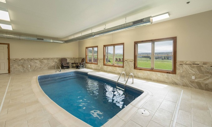 Waterfront Greens House | Luxury Dog Friendly Lodge w/Vaulted Ceilings & Fireplace