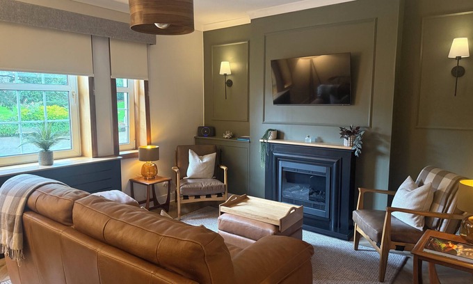 Dalavich Apartment | Luxury Flat - Baker St-StirlingnKick back and relax in this calm, restful space.