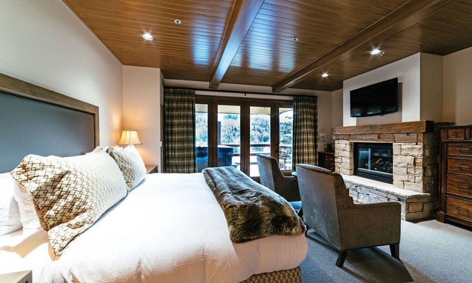 Deer Valley Condo | Luxury Four Bedroom Corner Suite with Hot Tub 4 Apartment Hotel by RedAwning
