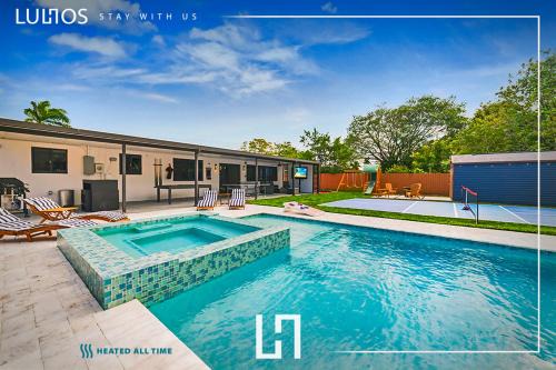 Miami Gardens House | Luxury Getaway with Retreat Heated pool and Jacuzzi L31