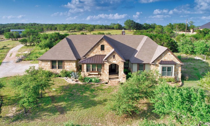 Dripping Springs House | Luxury Hill Country Retreat| 16 acres| Private POOL| Fire Pit| 360 Views| Pet Friendly| Sleeps 16