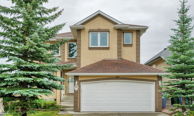 Edgemont House | Luxury Home! w/King [Home Theatre] BBQ {Jacuzzi}