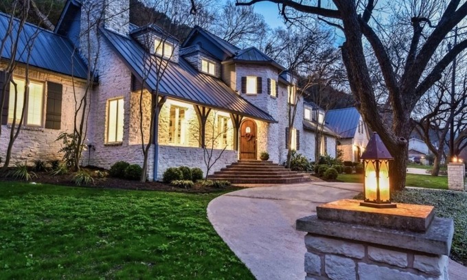 Rivercrest House | ⭐️Luxury Lake Austin: Pool, Hot Tub, Chef, Waterfront Dock & Pizza Oven⭐️