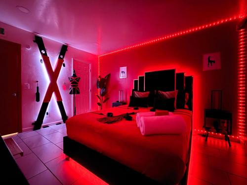 Peter Howell Apartment | Luxury Lovers Escape Hot Tub & Fantasy Suite