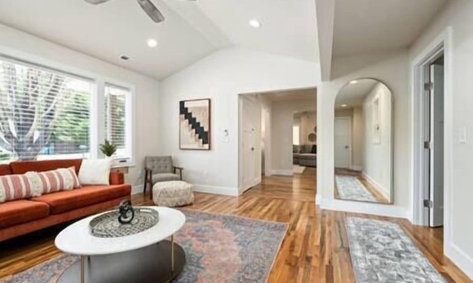 Alexander House | Luxury mountain oasis, hot tub & 15 mins to DT AVL, bring furry friends!