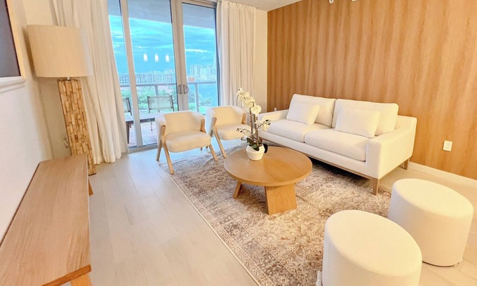 Hallandale Beach Apartment | Luxury Ocean Views Apt 1208