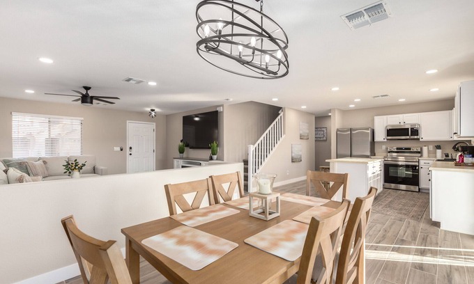 Sheely Farms House | Luxury Remodel in Phoenix ~ EV Charger, Putting Green, Family & Pet-Friendly
