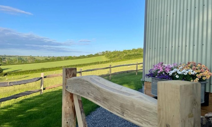 Modbury Cabin | Luxury Shepherd Hut on Small South Devon Farm