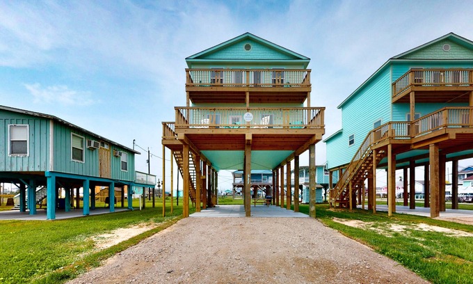 Surfside Beach House | Luxury | Steps to Beach | Dog Friendly | New Reno