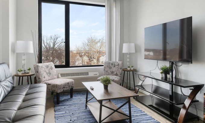 Elizabeth Apartment | Luxury Studio 30 Mins to Manhattan Evonify