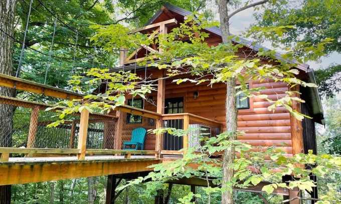 Millersburg Cabin | Luxury Treehouse Getaway with Treetop Views
