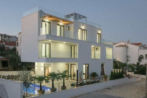 Businci Villa | Luxury Villa -Heated Pool -Jacuzzi