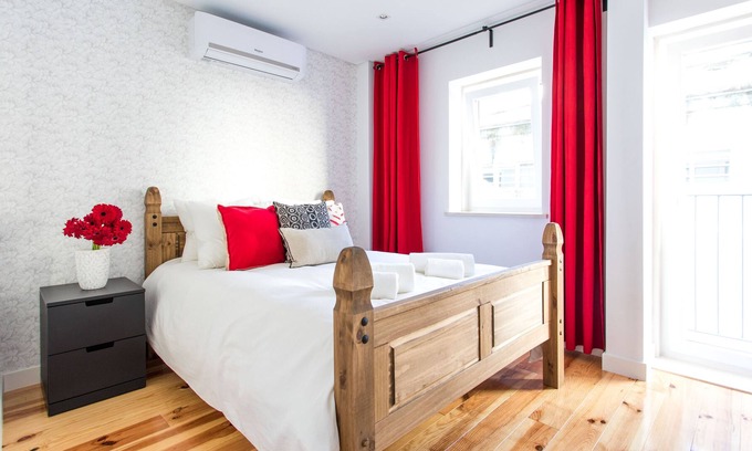 Santo Amaro Apartment | Lx factory design Strawberry & Free Street Parking