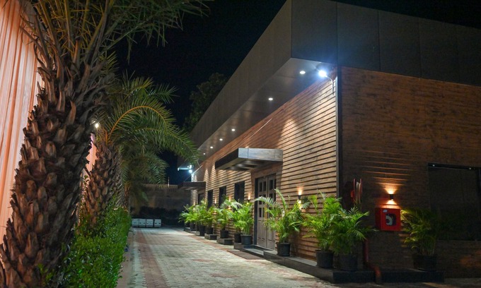 Mathura Hotel | M D Farms & Resorts