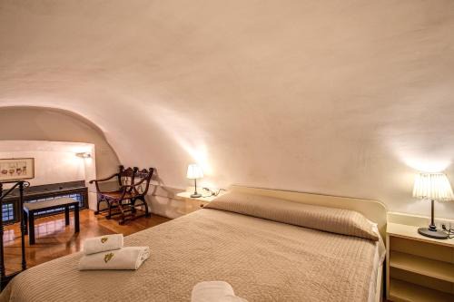 Rome City Centre House | Magenta Collection Specchi