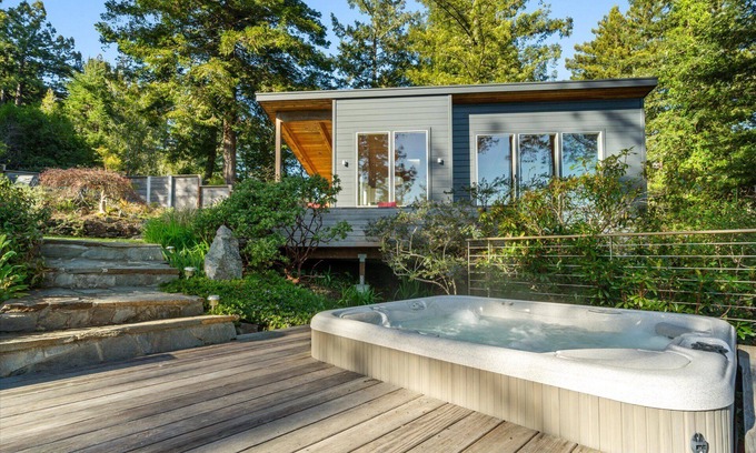 Cazadero House | Magic Madrone~Stylish and Cozy Hideaway w/Stunning Redwood Views!HotTub/WiFi