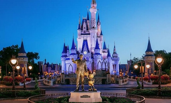 Sunridge Woods House | Magical Villa Oasis with Pool - 9 Miles to Disney! Sleeps 17