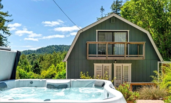 Cazadero House | MagicMountain~Top of RedwoodsEpic Views!Relaxing Vacation Home! WIFI/Pup/HtTb