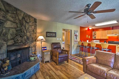 Historic District Apartment | Main St Condo in Tannhauser with Balcony!
