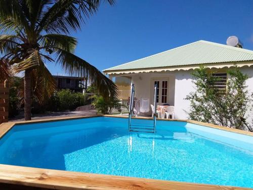 Damencourt House | Maison chaleureuse à Le Moule avec piscine partagée