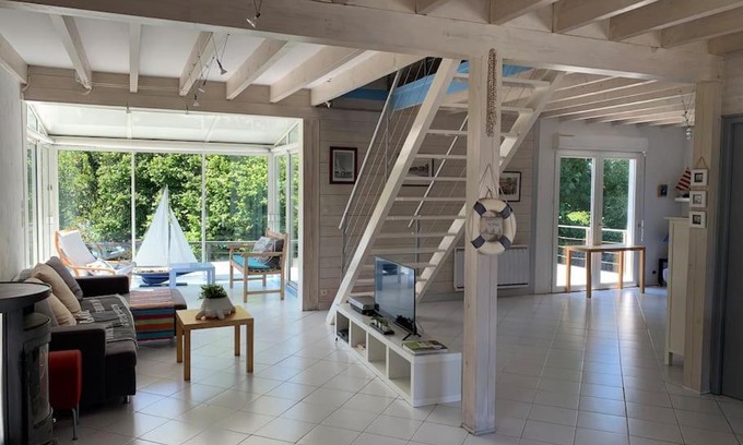 Guerande House | Maison en bois avec vue sur étang de Sandun