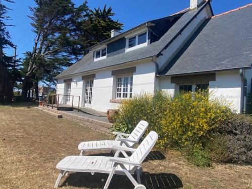 Tregastel House | Maison rustique à 100m de la mer, 6 pers, jardin, Wi-Fi, parking, animaux OK, Côte de Granit Rose - FR-1-542-15