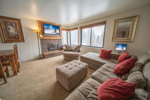 Lakeside Village House | Mall 1421 by SummitCove Lodging