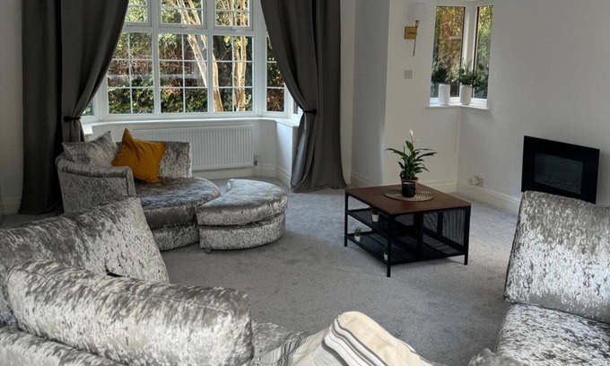 Gorton House | Manchester City Oasis - Spacious 5 Bedroom House