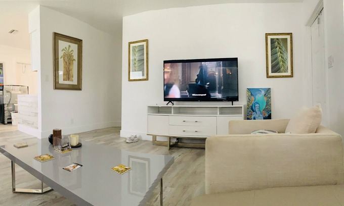 Central Oakland Park Apartment | Mango#2 2 bed, 1 full Bathroom, minutes to beaches, restaurants