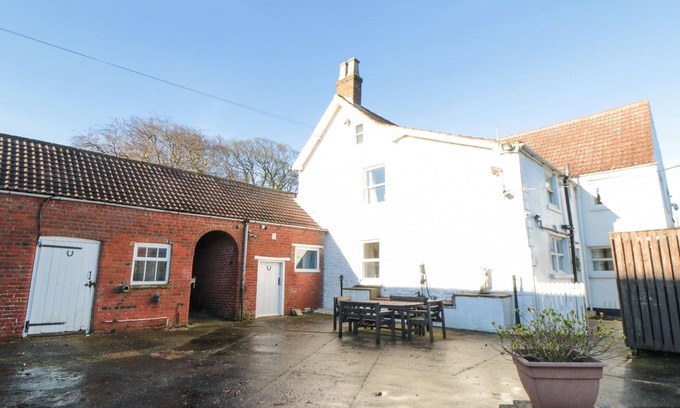 Reighton House | MANOR FARMHOUSE, pet friendly, character holiday cottage in Filey