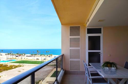 Roquetas de Mar Apartment | Mar y Sal 8, 1º Línea de playa, 2 hab, terraza con vistas al mar y garaje